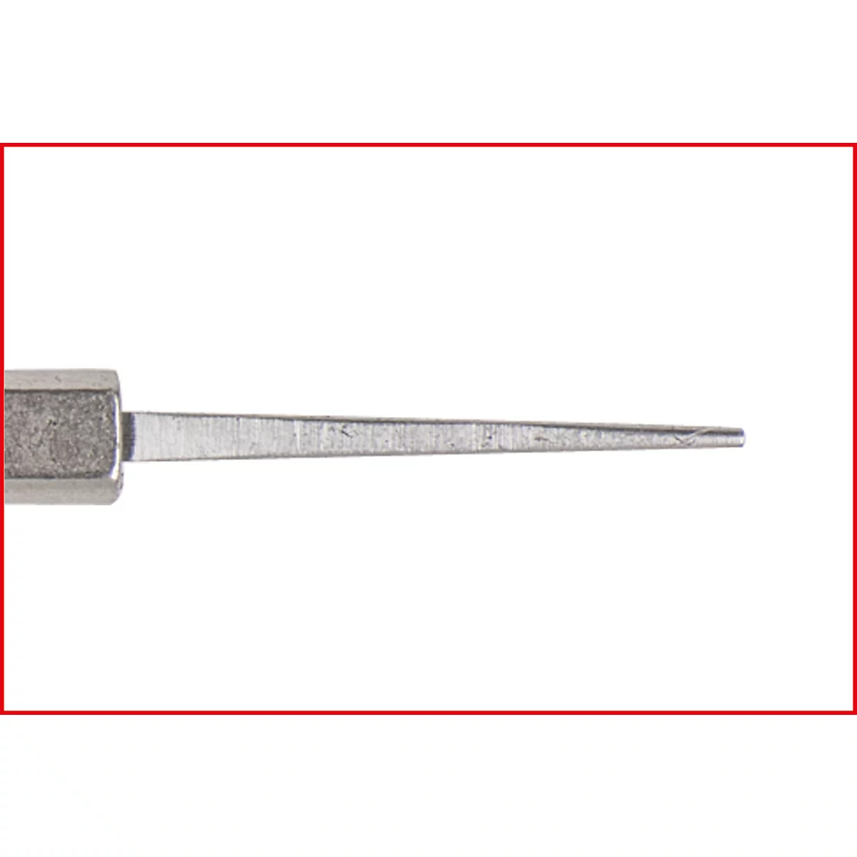 Detailaufnahme einer Metallspitze, die sich zu einem feinen Punkt verjüngt. Der Hintergrund ist weiß.